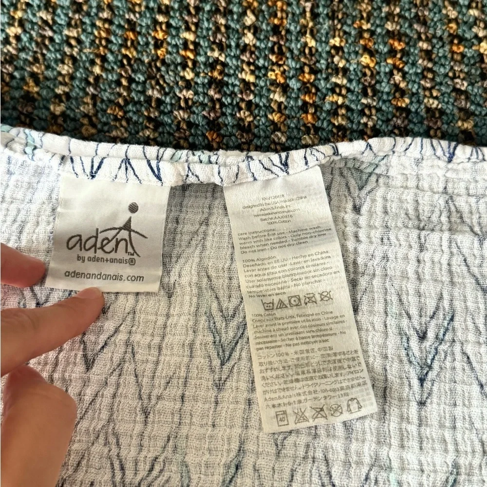 White and blue baby‎ blanket